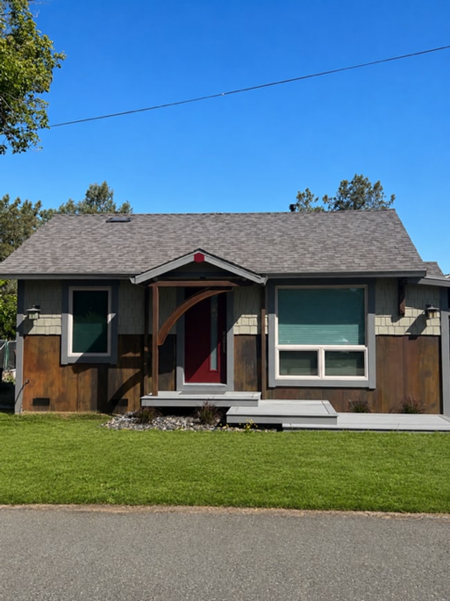 Building Photo - 1695 Lilac Ln