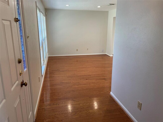 Building Photo - 6810 Redwood Falls Dr
