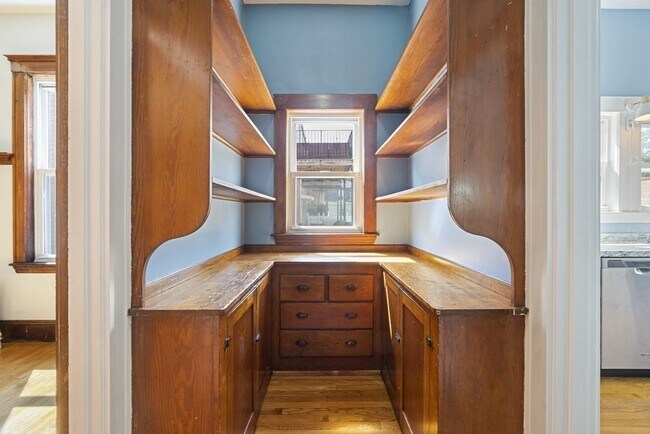 Building Photo - 874 E 4th St
