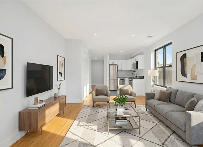 Building Photo - 115 E 81st St