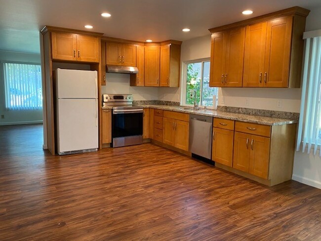 Building Photo - Beautiful Recently Remodeled 4 Bedroom 2 B...