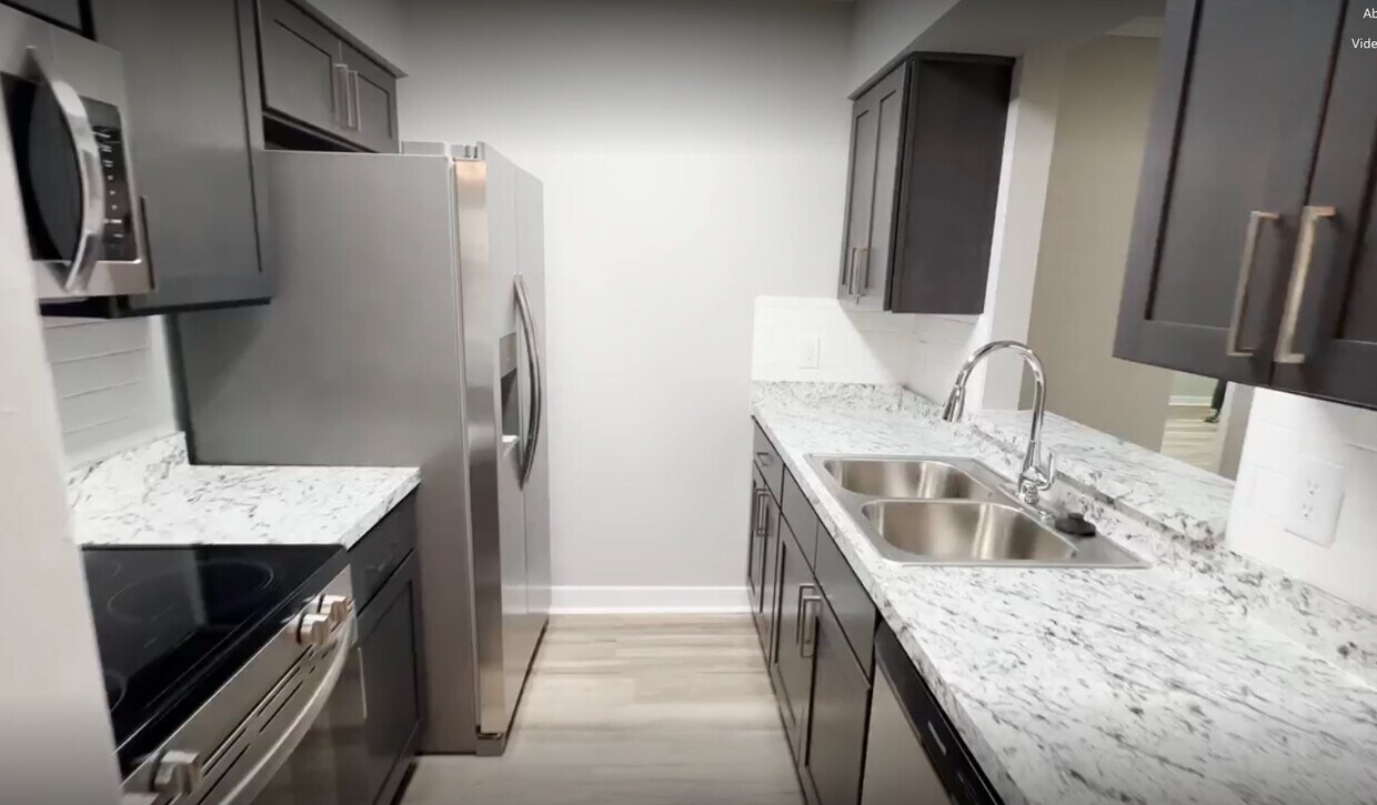 ¡Cocinas renovadas disponibles! - Lynnhaven Landing