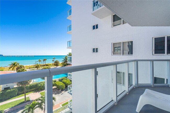 Building Photo - 2457 Collins Ave