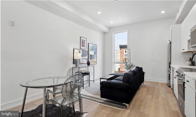 Building Photo - 337 Richmond St