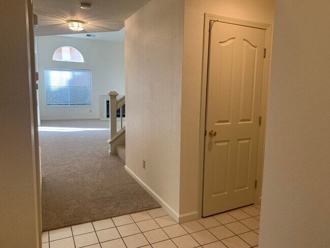 Building Photo - Spacious 3 bed/2.5 bath townhome in Danville