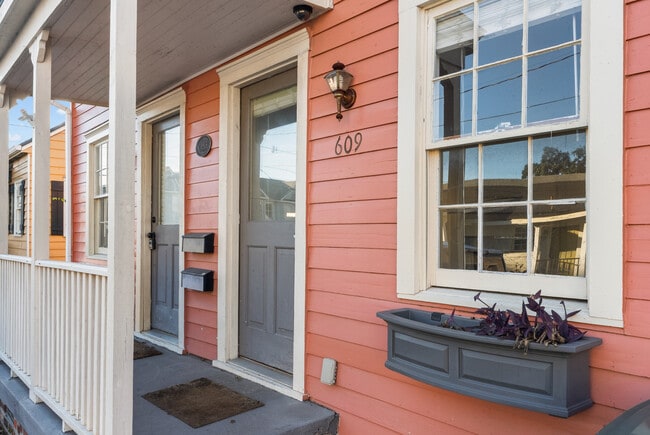 Building Photo - 609 Mercer St