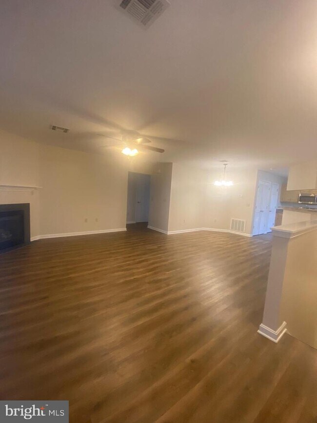 Building Photo - 102 Oriole Ct