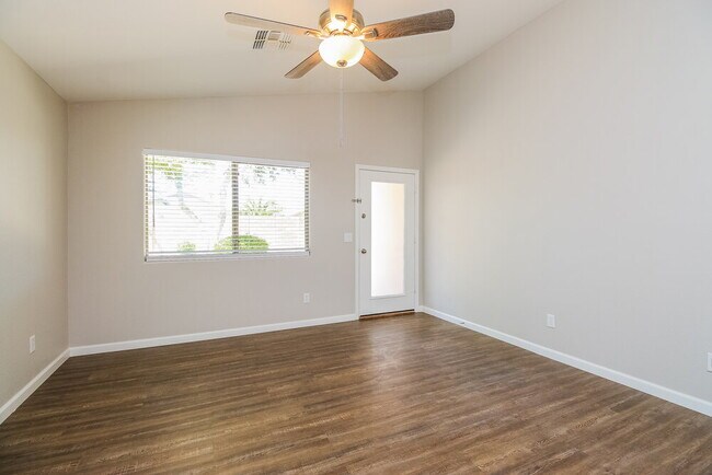 Building Photo - 992 E Saddle Way