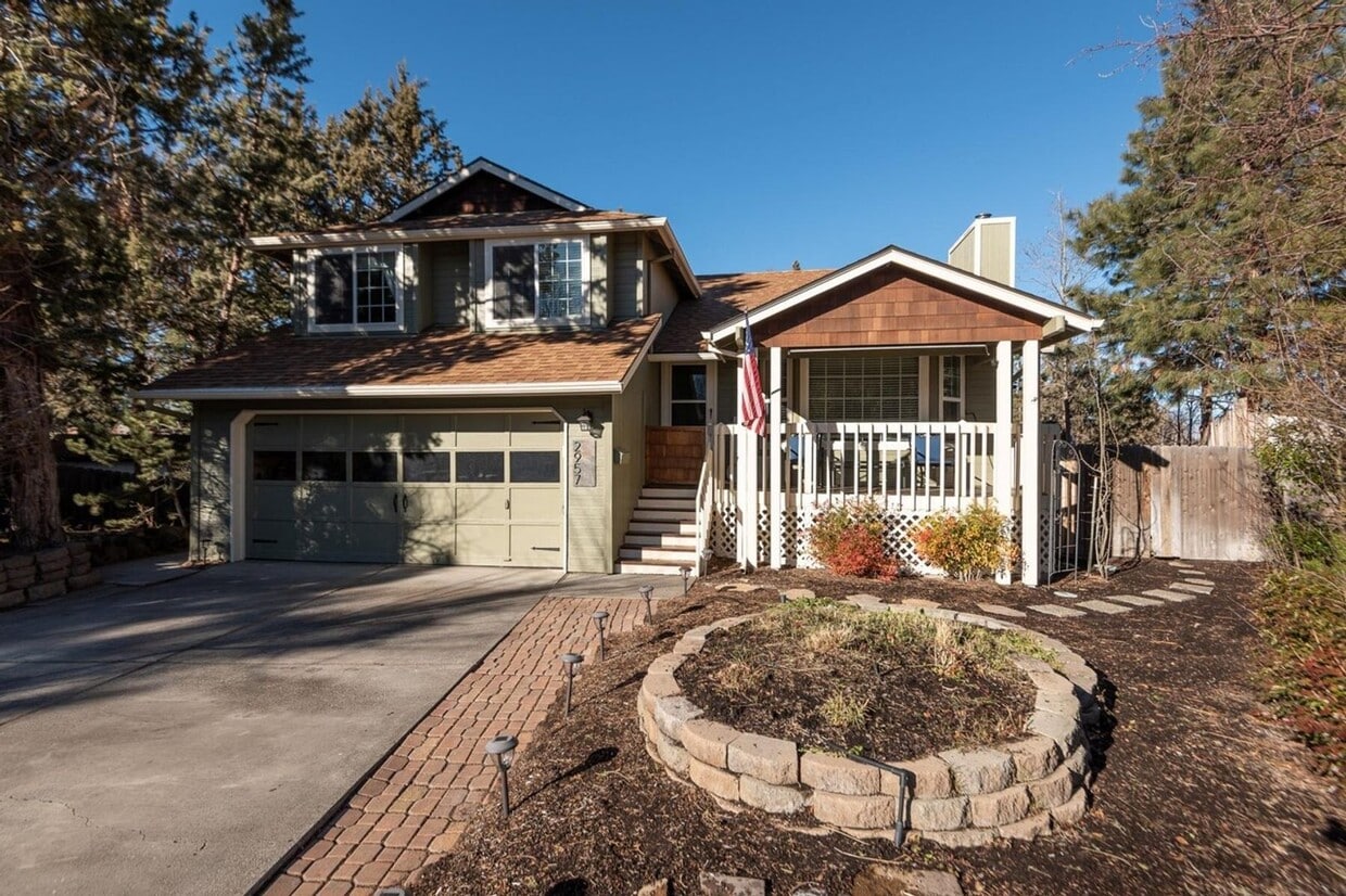 Primary Photo - Beautifully Renovated 4-Bedroom Home with ...