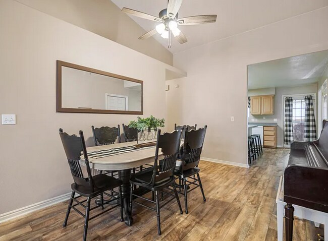 Foto del edificio - Charming Townhome Close to Shopping and Hospital