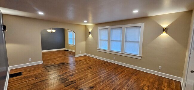 Foto del edificio - 5229 E Market St