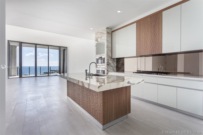 Building Photo - 2821 S Bayshore Dr