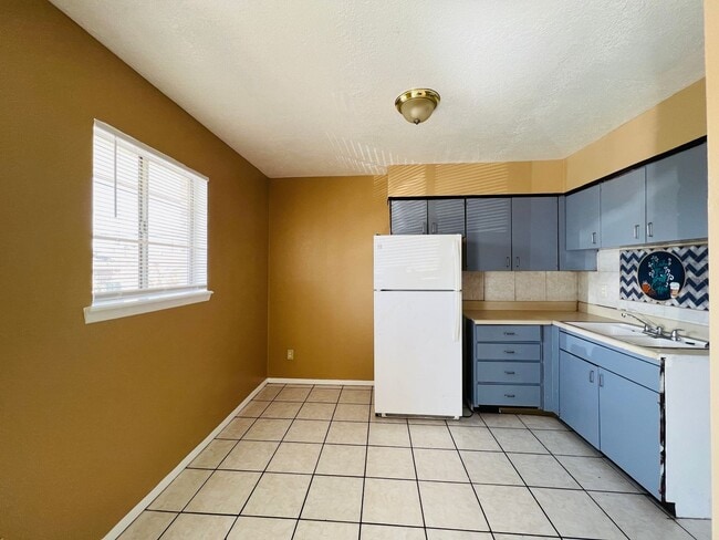 Building Photo - 1402 S Espina St