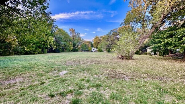 Building Photo - 11020 E Belaire