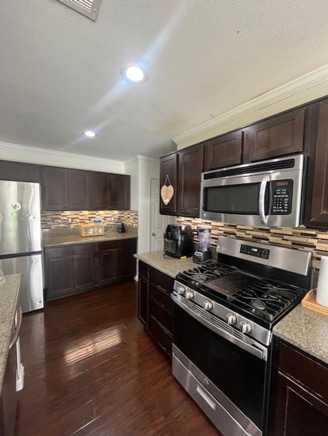 Building Photo - Beautiful, Spacious Home with solar-Desira...
