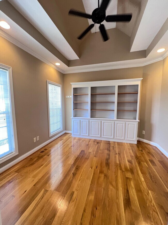 Building Photo - 212 Lakeside Dr