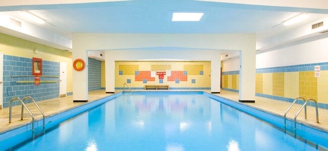Piscine intérieure - 3000 Dufferin St