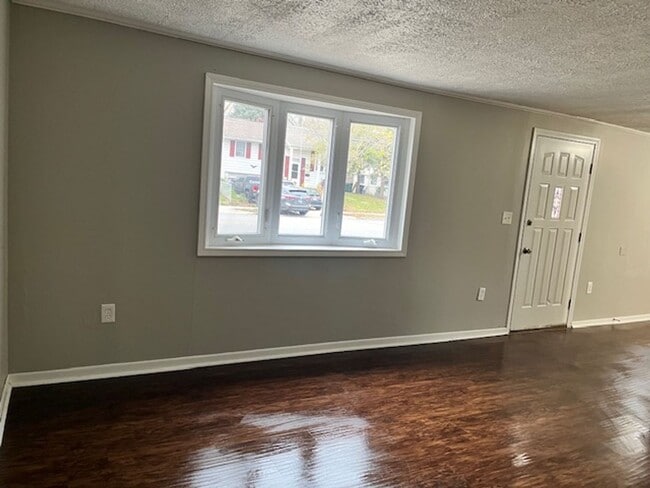 Building Photo - Adorable 3 Bedroom Home