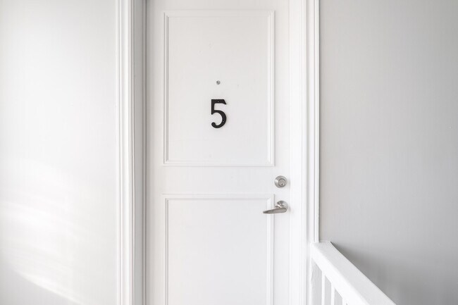 Photo du bâtiment - 2 Bedroom Unit in Small walk up