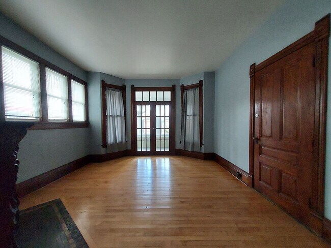 Foto del edificio - Large Main floor Duplex (1 Bed) Close to Uptown