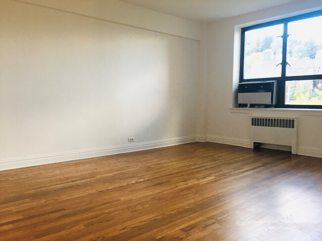 Foto del edificio - Lovely 2 bedroom co-op sublet available