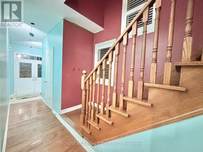 Building Photo - 38 Crystalview Crescent