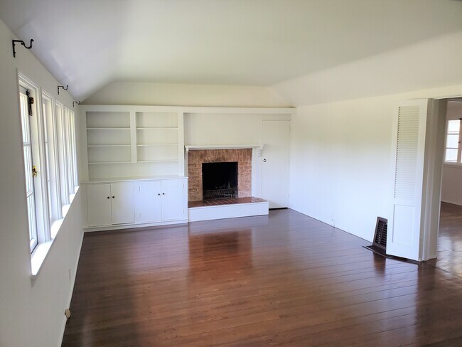 Building Photo - 8531 Rosewood Ave