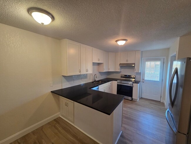 Foto del edificio - 6217 Pinetree Ave