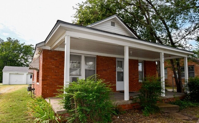 Building Photo - 1-Bedroom Home with Office & Easy Access t...