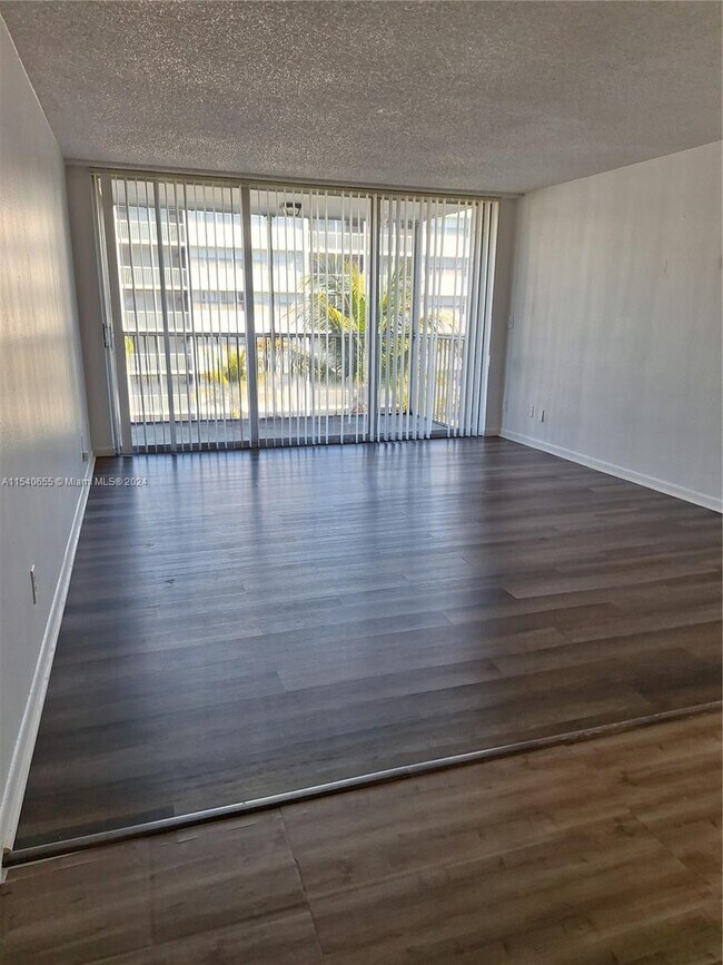 Foto del edificio - 700 NW 214th St