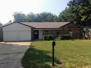 Building Photo - 1906 Longmeadow Dr