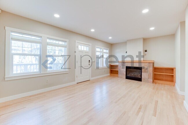 Foto del edificio - 2225 Eastlake Ave E