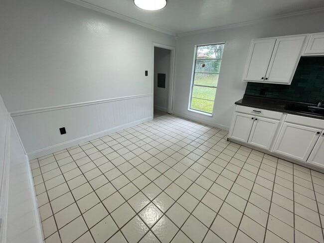Building Photo - Gorgeous 3 Bedroom in Western Hills