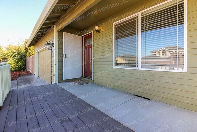 Building Photo - 11046 SE Henderson Dr