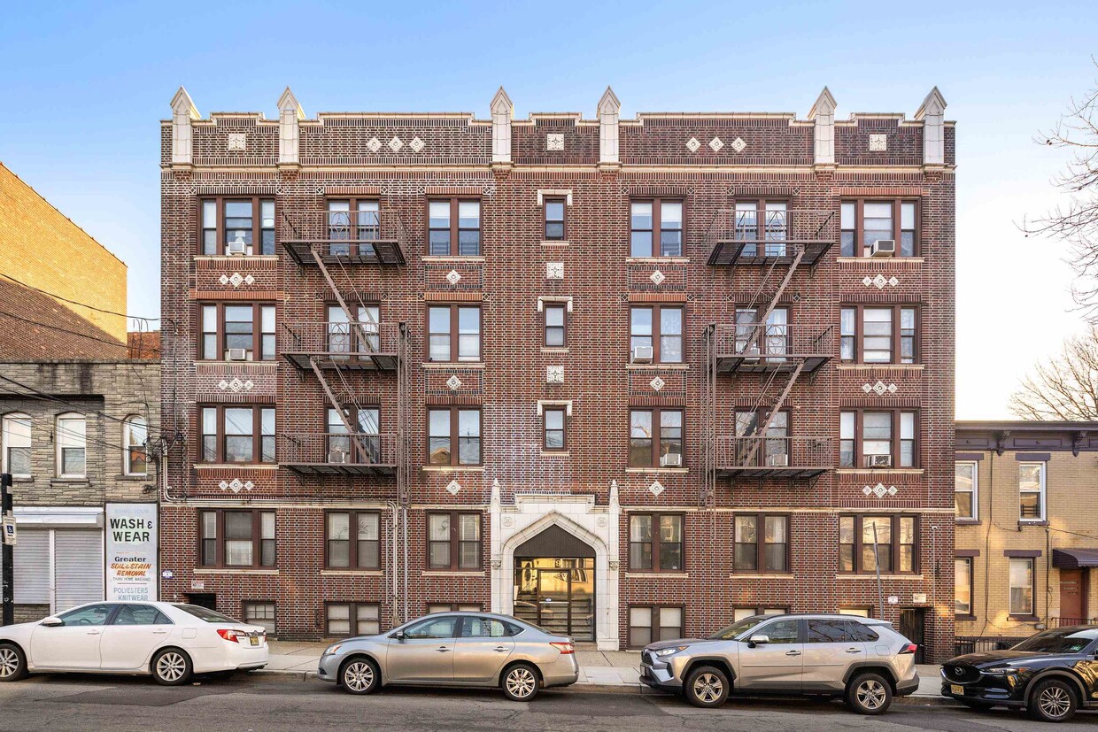 Primary Photo - 179 Manhattan Ave