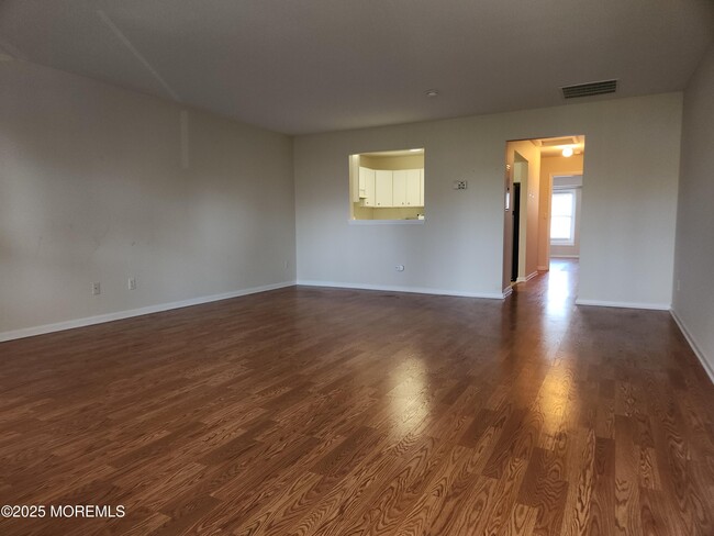 Building Photo - 102 Lenison Ave