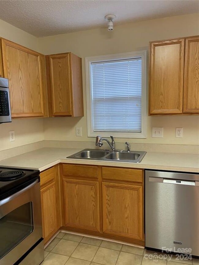 Building Photo - 1623 Oak Leaf Dr NW