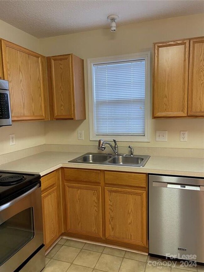 Foto del edificio - Charming 2 Bedroom Townhouse with Included Lawncare