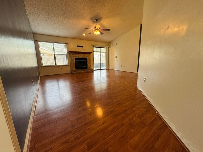Foto del edificio - Charming 3 Bedroom, 2 Bath Home with Fence...