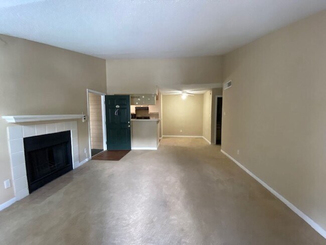 Foto del edificio - 2 BEDROOM 2 BATHROOM CONDO FOR RENT / REGE...