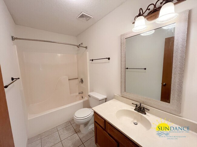 Building Photo - Adorable 2 Bedroom Unit in Bluewater Bay!