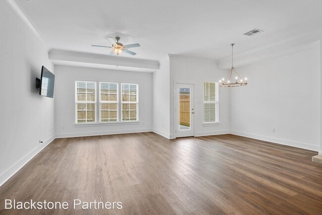 Building Photo - 9105 Southlawn Dr