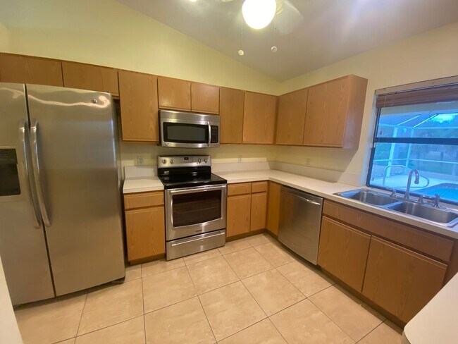 Foto del edificio - Inviting 3/2 Pool Home With Spacious Lanai and Modern Kitchen