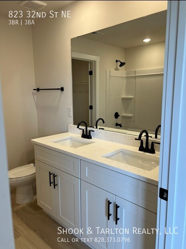 Foto del edificio - 823 32nd St NE