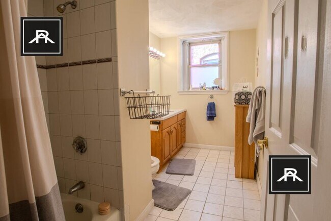 Building Photo - 3 bedroom in Brookline MA 02446