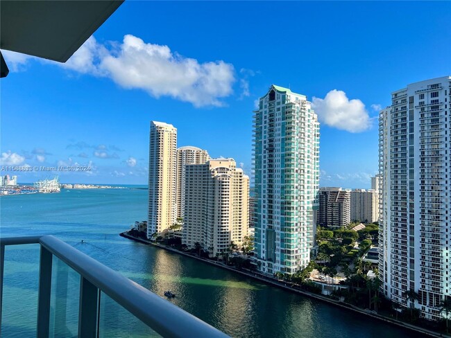 Foto del edificio - 300 S BISCAYNE Blvd