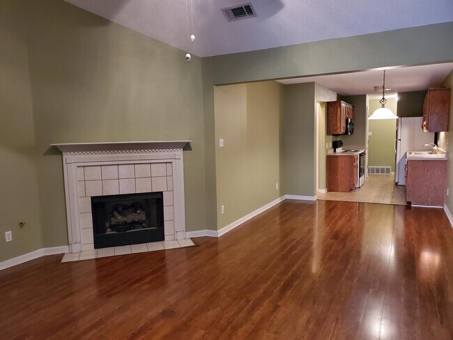 Building Photo - 6816 Century Oaks Dr
