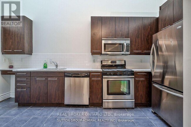 Building Photo - 539 Jarvis St