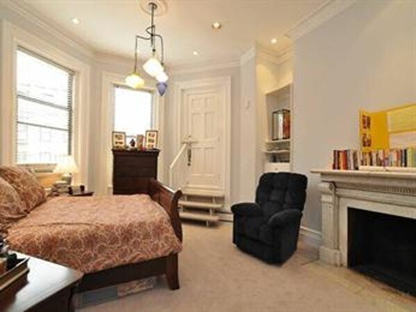 Building Photo - 360 Beacon St