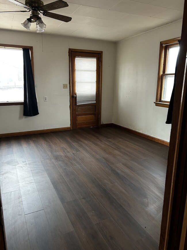 Foto del edificio - 413 W 5th St